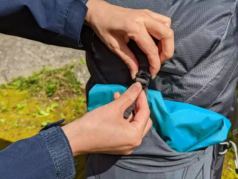 フロントにもサイドと同様の伸縮性のあるメッシュポケット