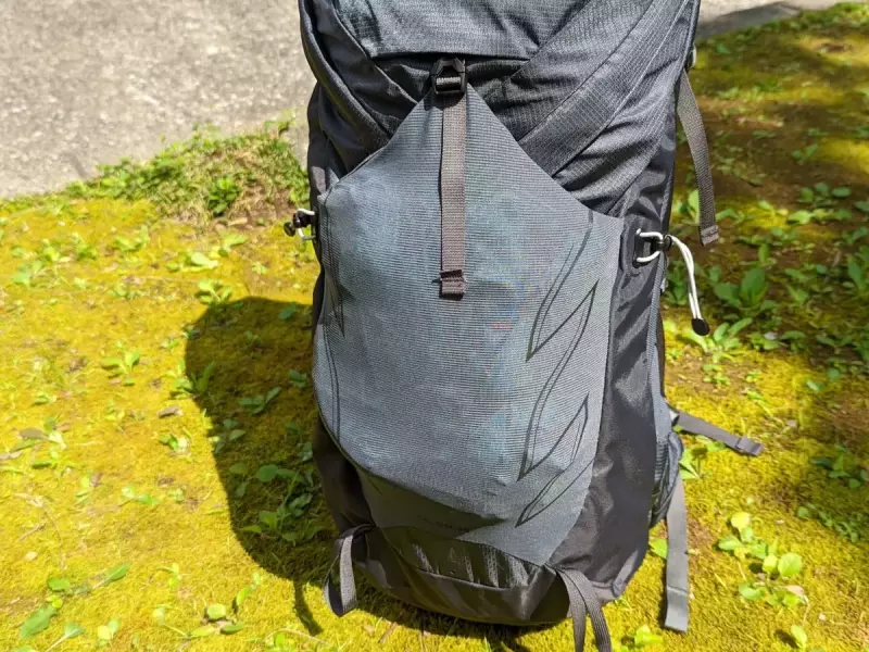 フロントにもサイドと同様の伸縮性のあるメッシュポケット