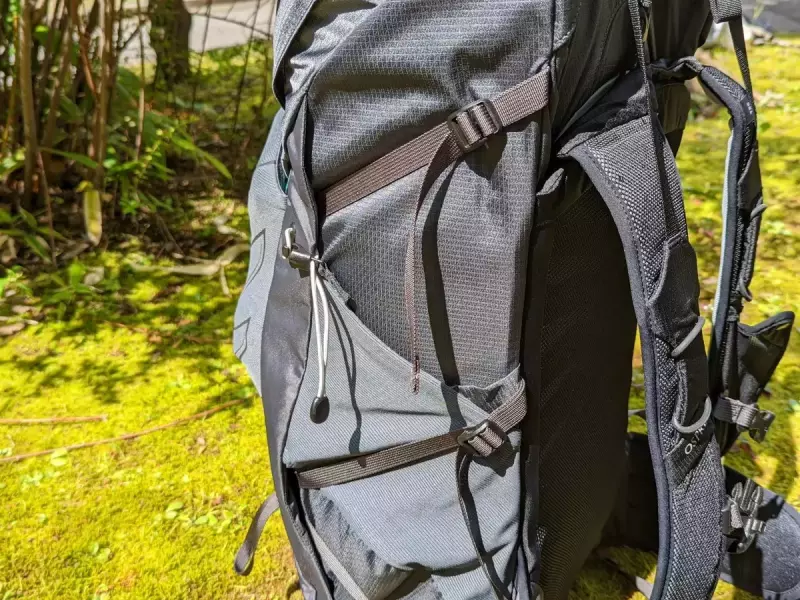 サイドには伸縮性のあるメッシュポケット