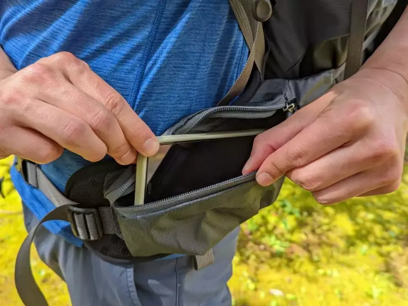 ウエストポケットには大きめのスマホを悠々収納できる大きさのポケット