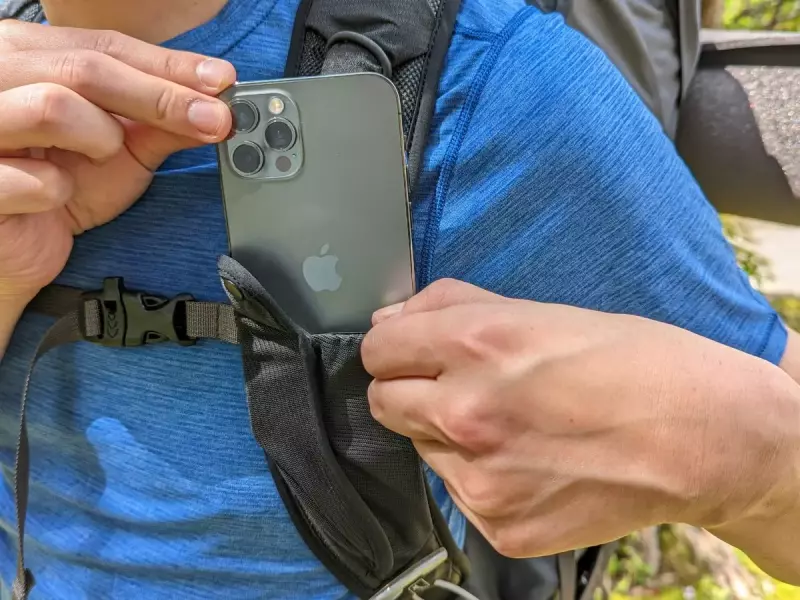 ショルダーにもスナップボタン付きのメッシュポケットが備わっており