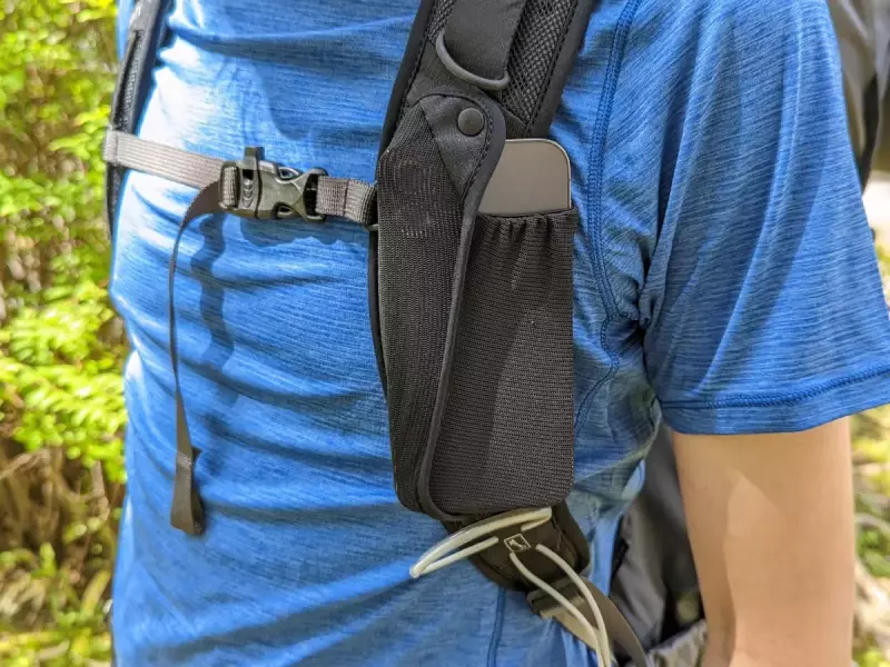 ショルダーにもスナップボタン付きのメッシュポケットが備わっており