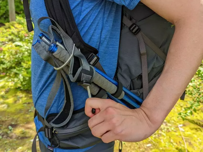 トレッキングポールを一次固定できるアタッチメント