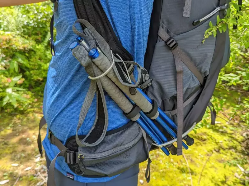 トレッキングポールを一次固定できるアタッチメント