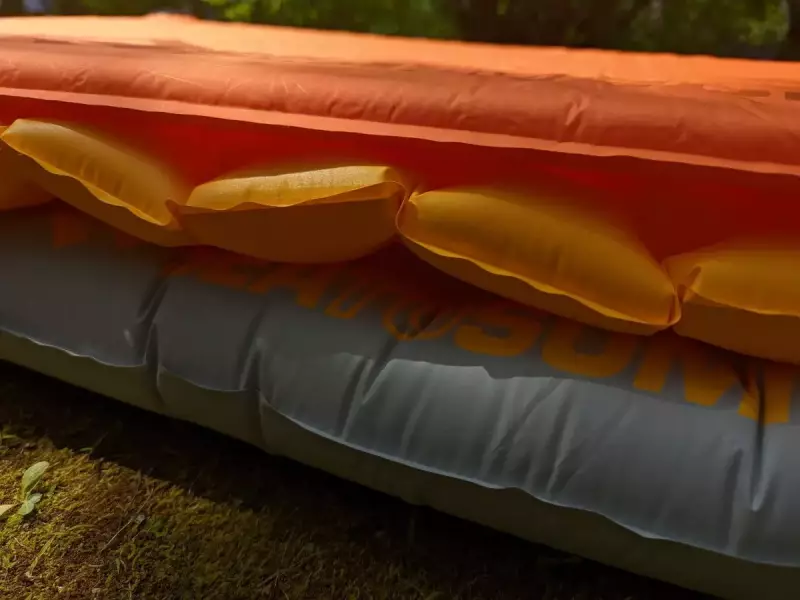 寝心地の良さとR値です。寝心地の良さは内部構造の違いとスリーピングマットの厚さ