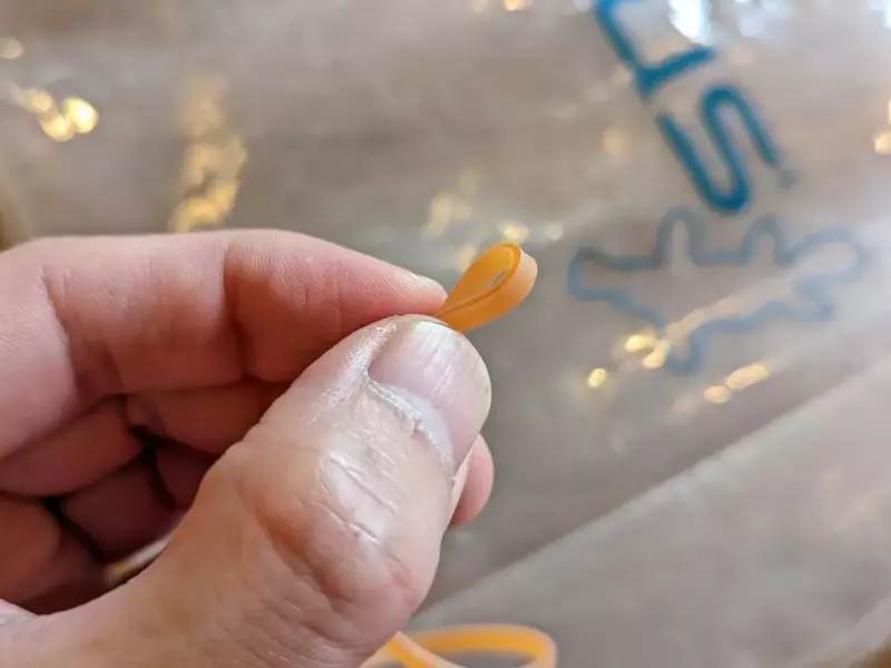 使い終わったクラッチパスを小さく折り畳む