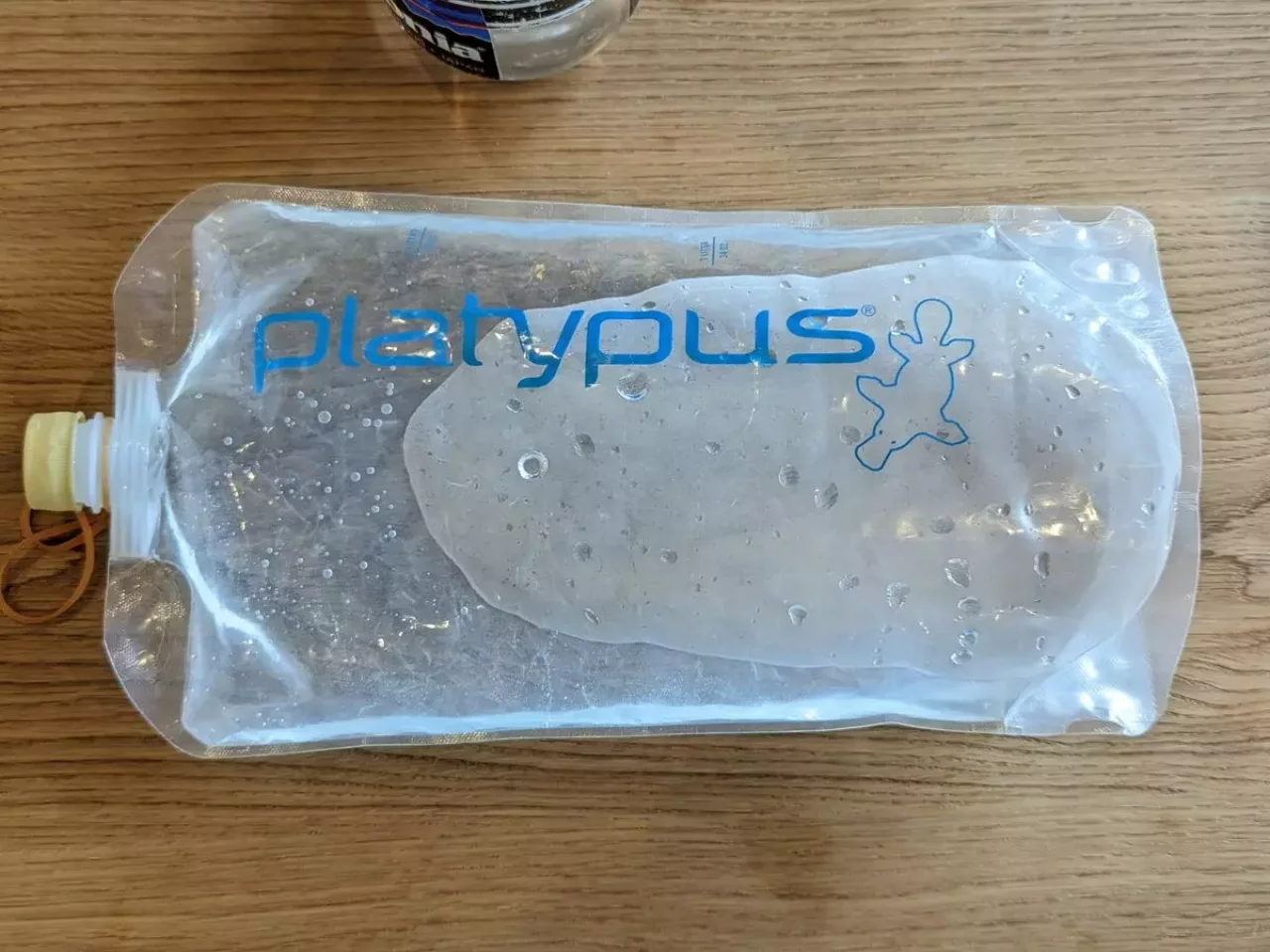 プラティパスにお湯を入れて湯たんぽ