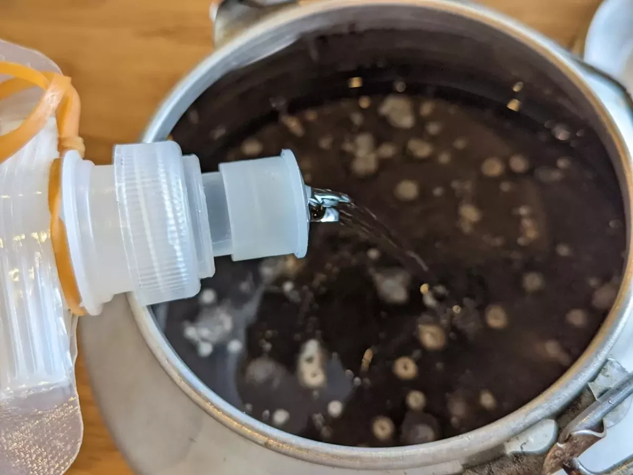 注ぐ水の調整ができるプッシュプルキャップ