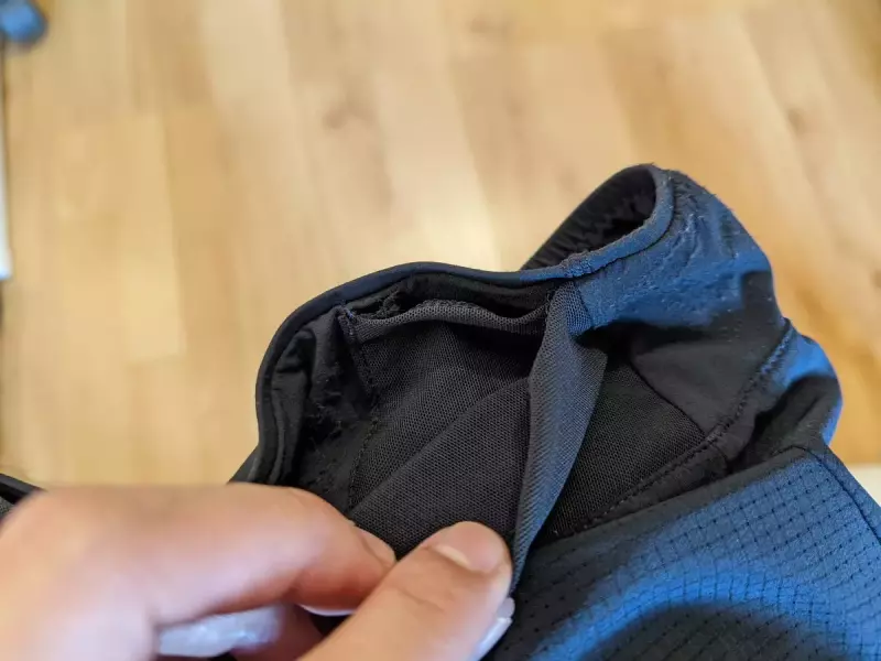 ポケットの右側には小さなメッシュ型のポケットが備わっている