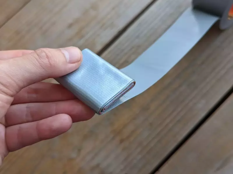 ダクトテープを使って登山靴のソールを固定