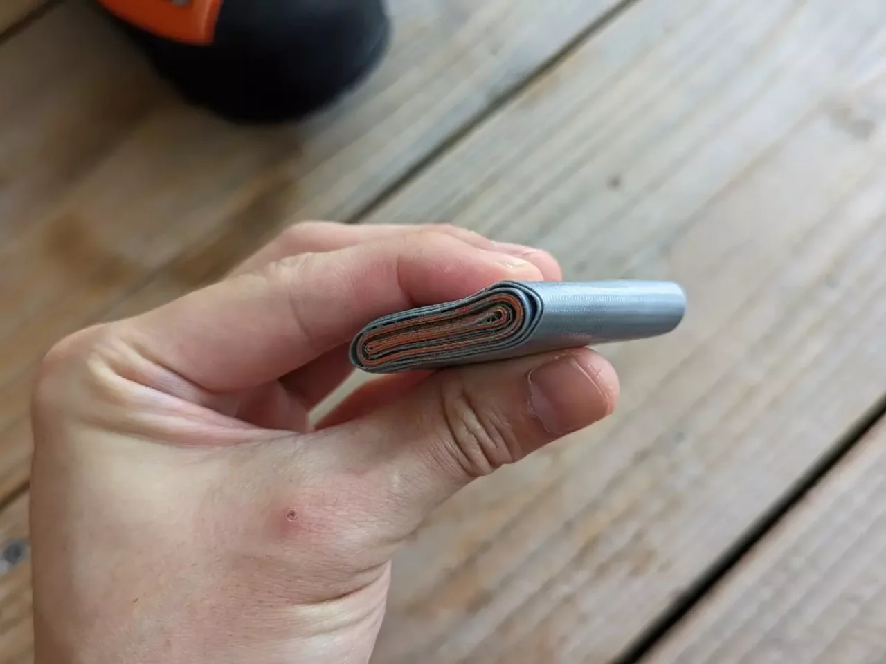 ダクトテープを使って登山靴のソールを固定