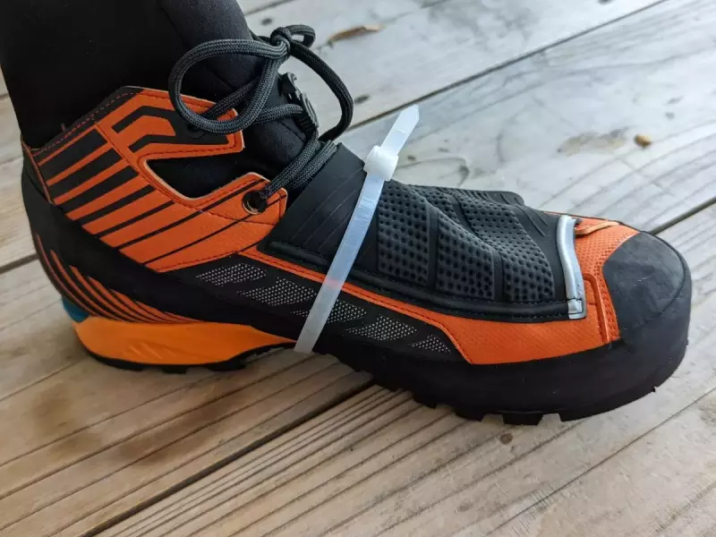 結束バンドを使って登山靴のソールを固定