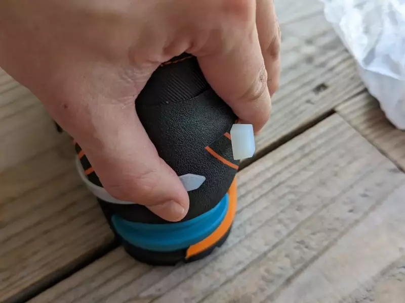 結束バンドを使って登山靴のソールを固定