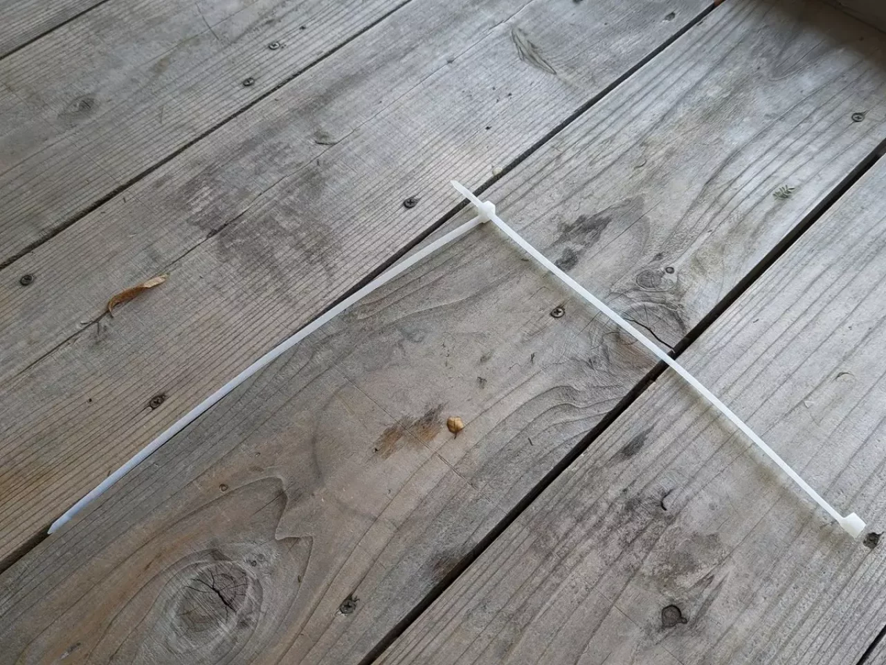 結束バンドを使って登山靴のソールを固定