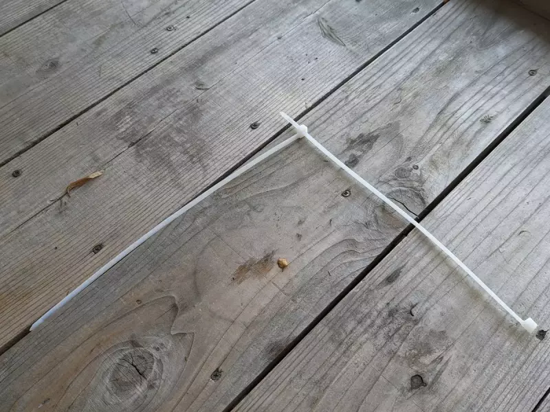 結束バンドを使って登山靴のソールを固定