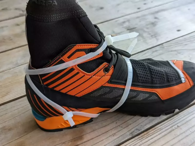 結束バンドを使って登山靴のソールを固定