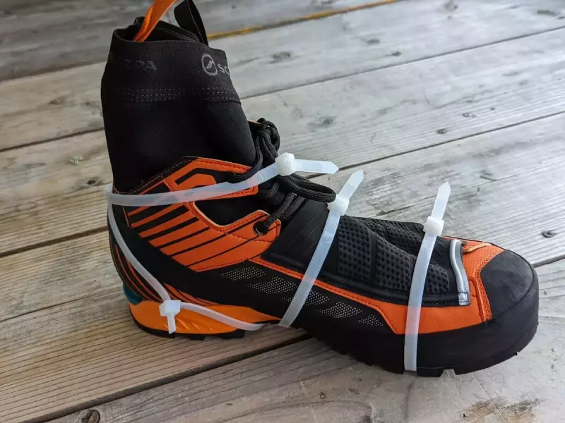 結束バンドを使って登山靴のソールを固定