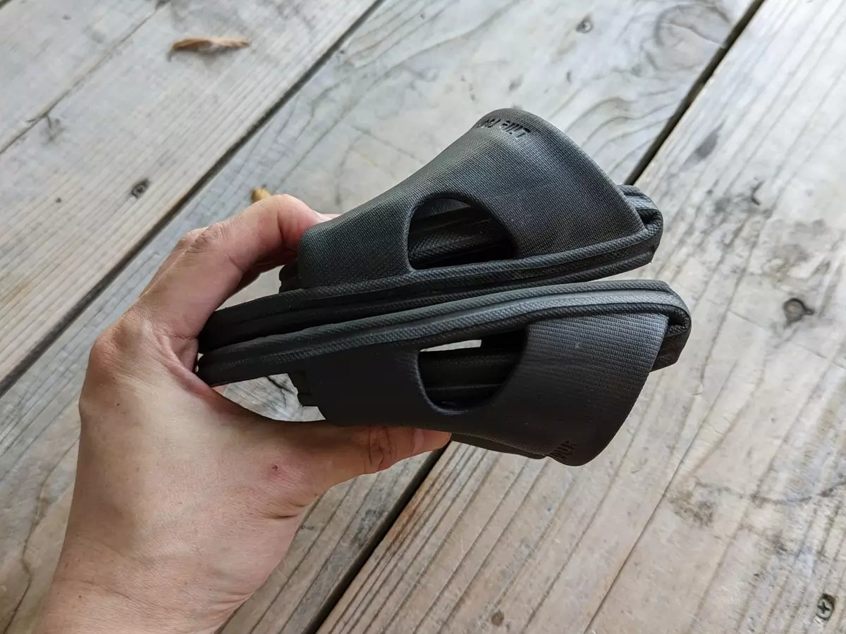 【120g】テント泊にはもちろん、日帰り登山にも便利な超軽量折りたたみサンダル