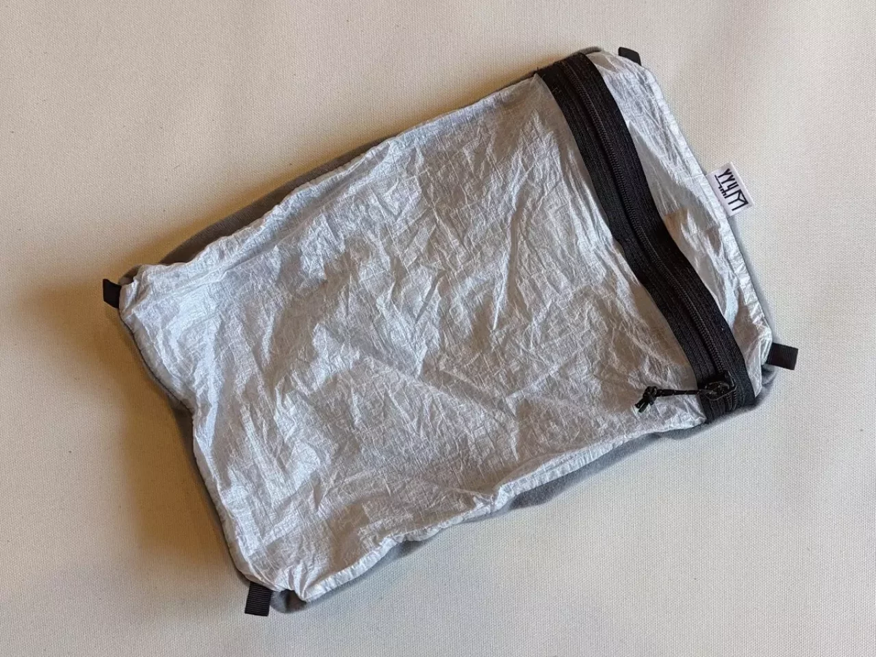 枕はスタッフバッグがリバーシブルになっていて、裏返すと枕として使用できる山旅リバーシブルスタッフバッグピロー