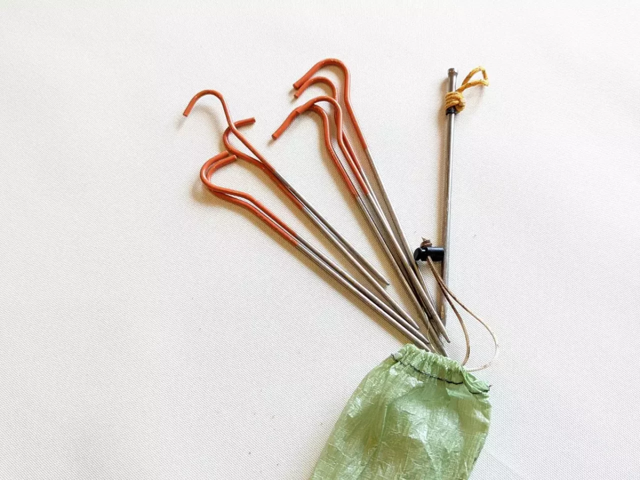 2種類のペグはネイルペグで穴を開けた後にポイントステイクを地面にさす