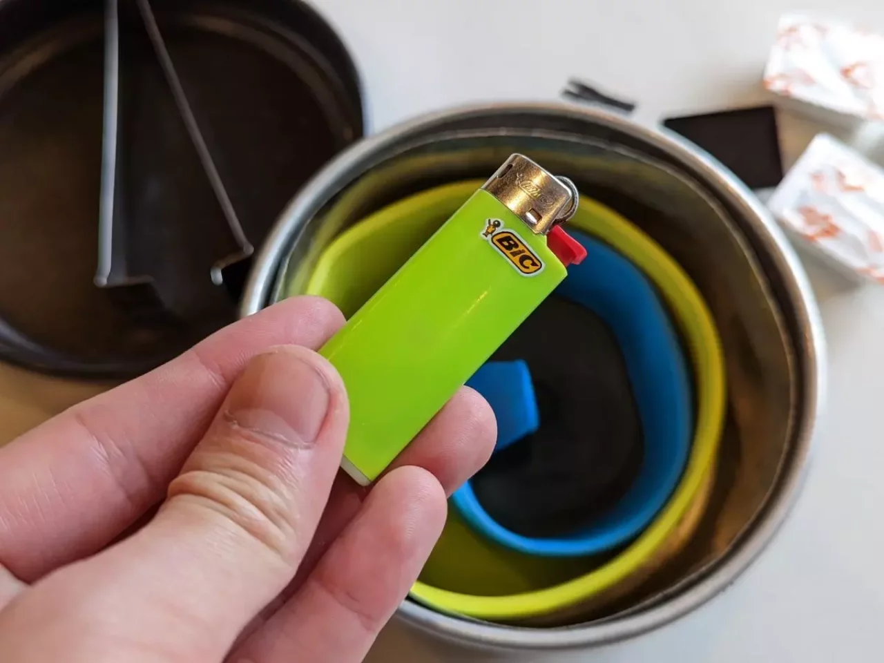 ライターは色々調べて最も軽かったのがBICのミニライター