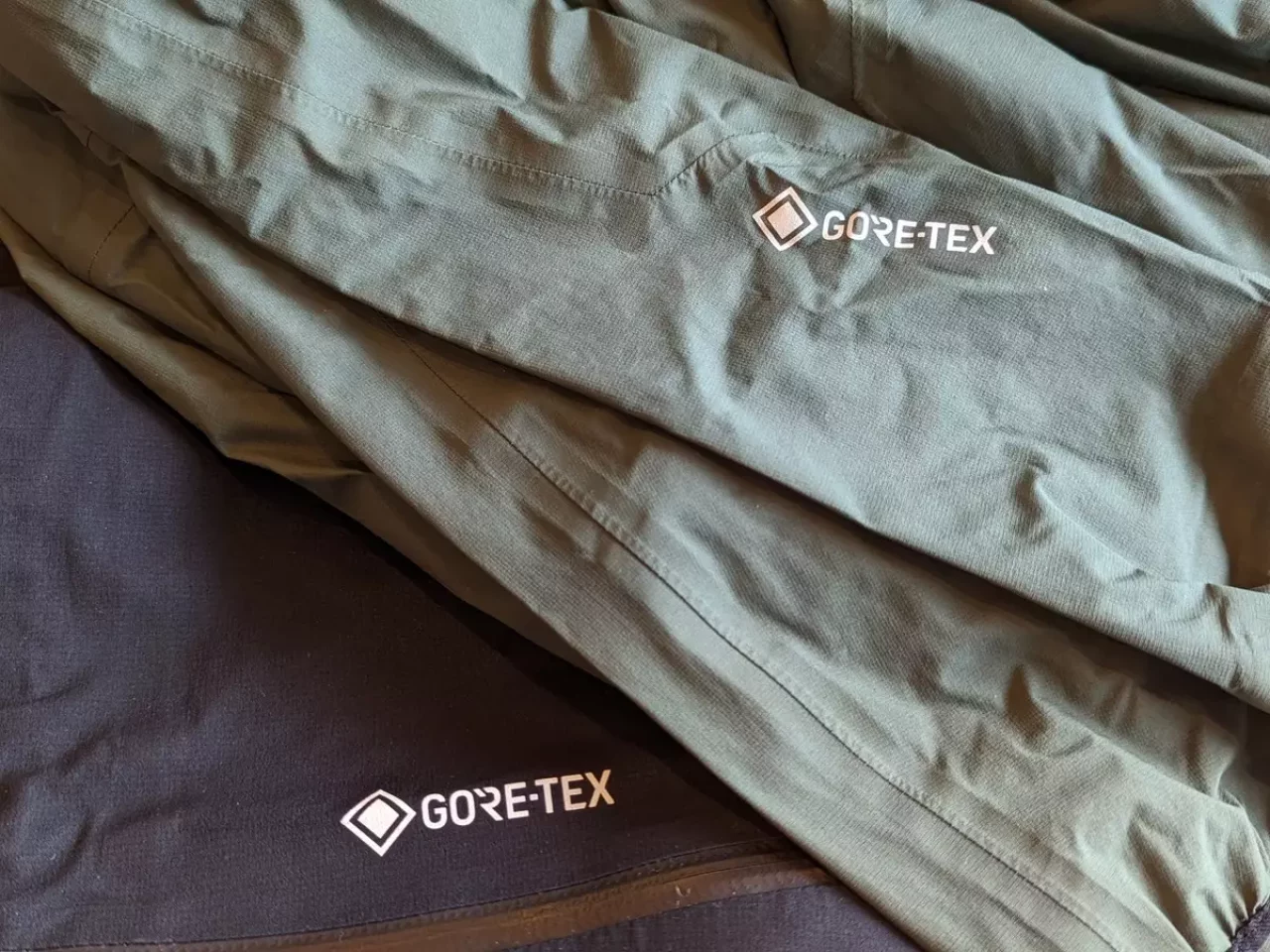 冷たい雨に叩かれる可能性を踏まえてゴアテックス製の中でも軽量なレインウェア