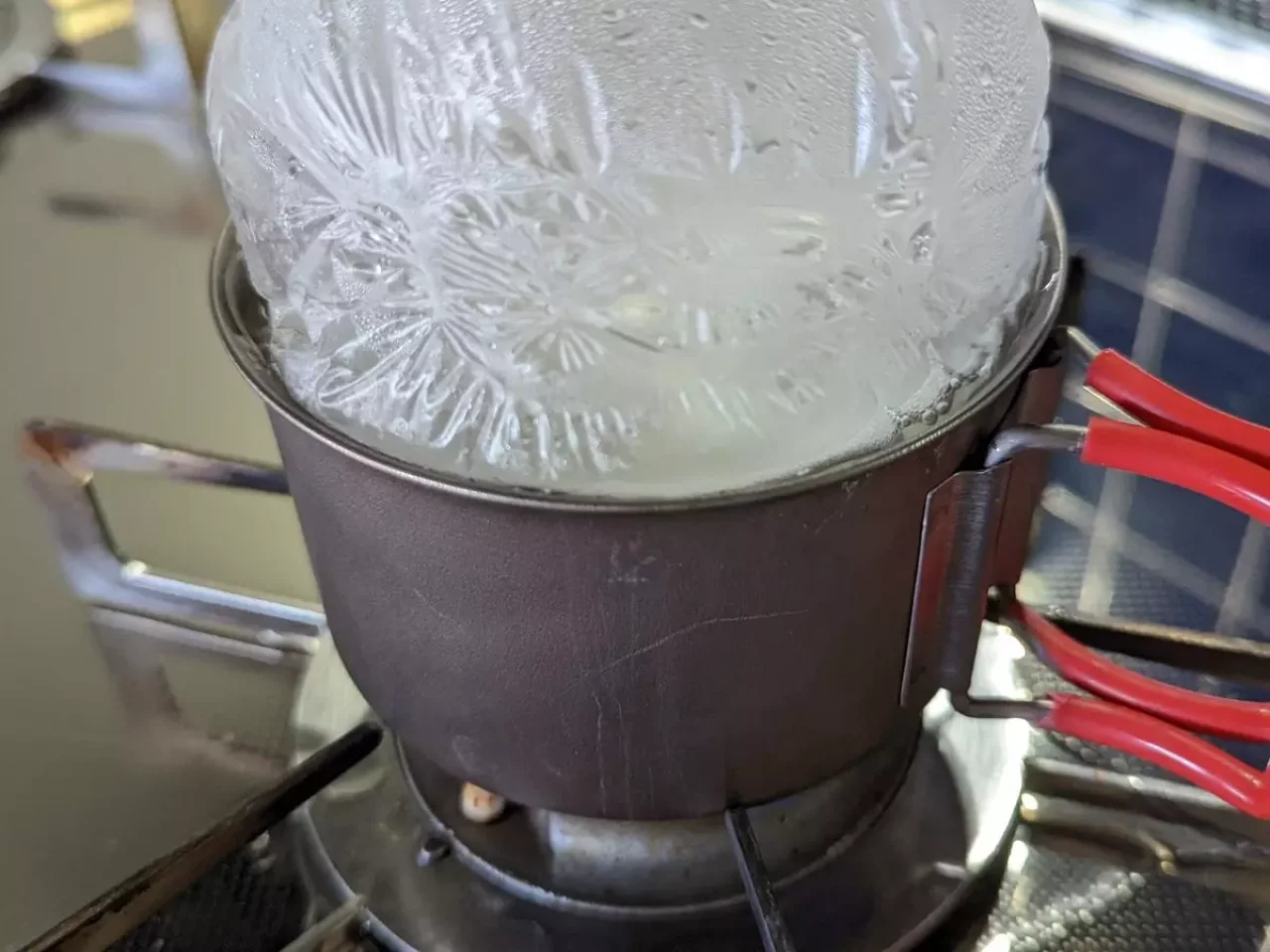 ステップ3:お湯の中にアイラップを入れる