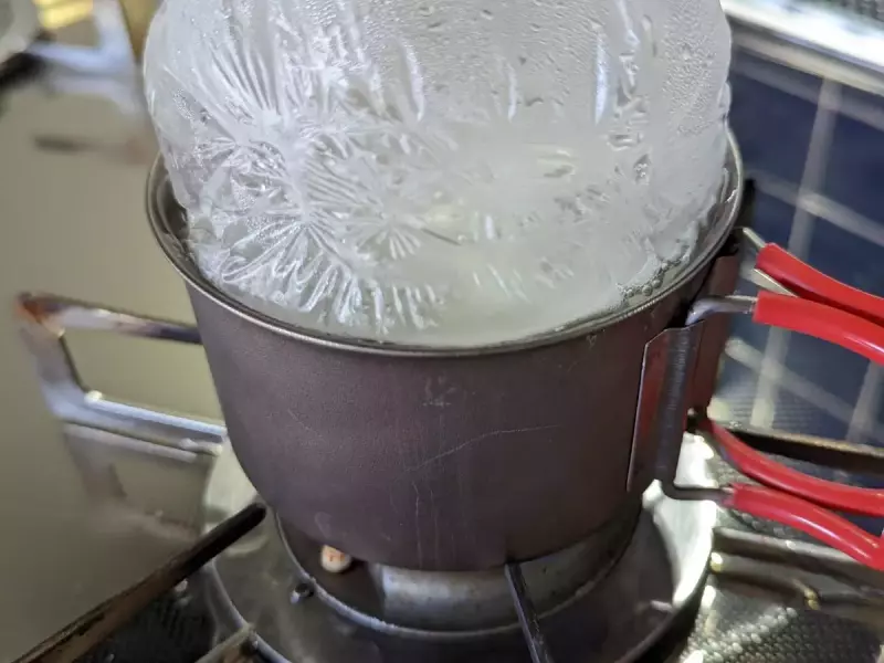 ステップ3:お湯の中にアイラップを入れる