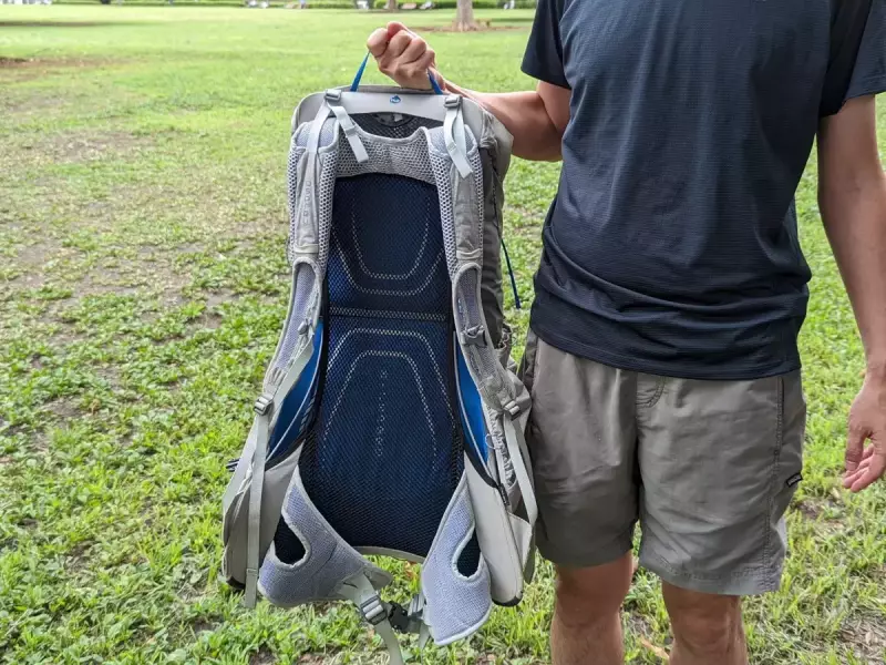 登山ザックを正しく背負うために重要な背面長の測り方