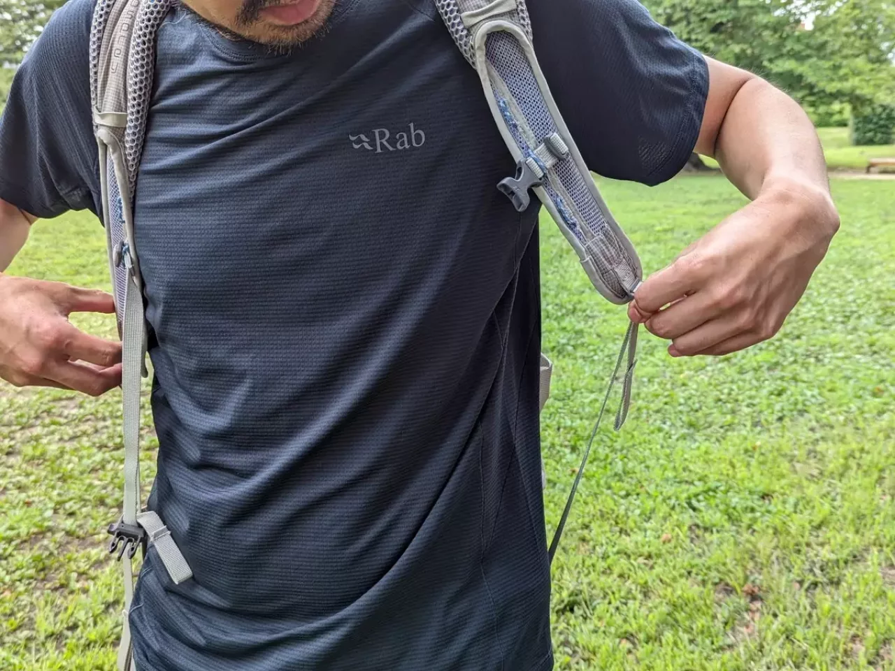 登山ザックを正しく背負うために重要な背面長の測り方