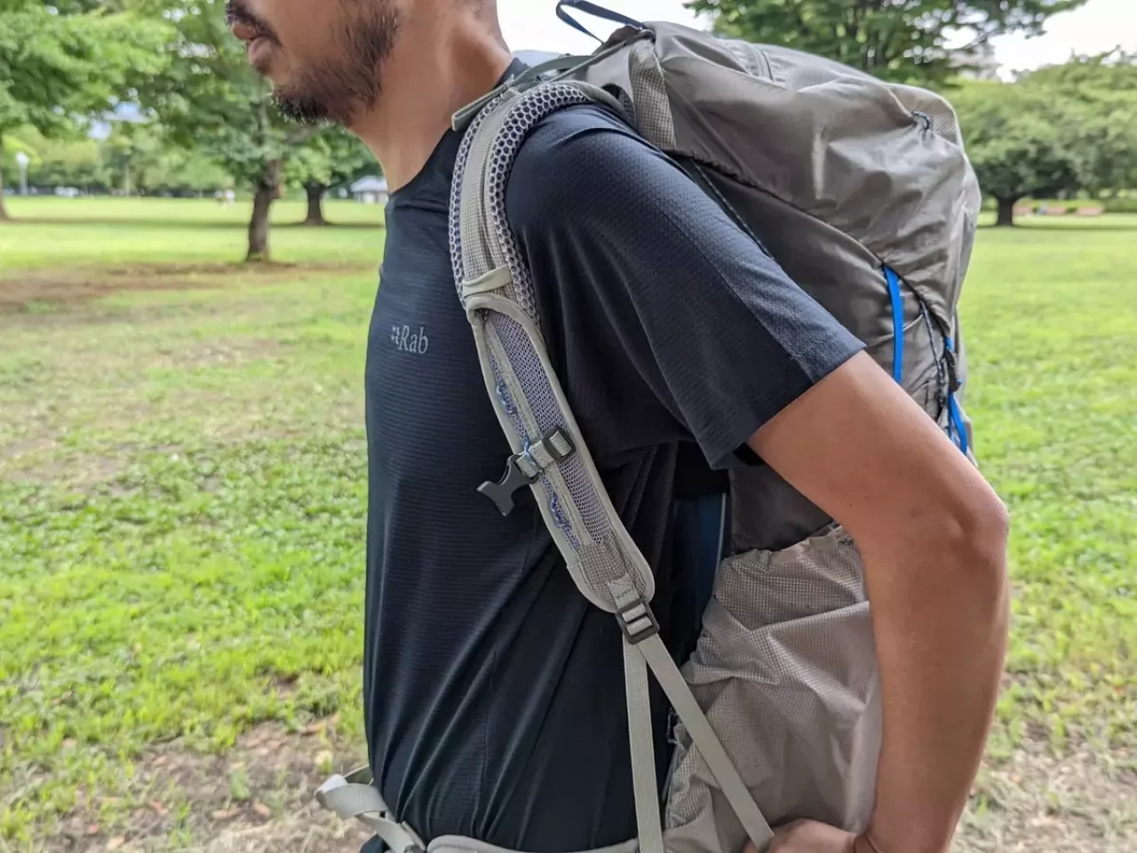 ステップ4:ショルダーハーネスを締める