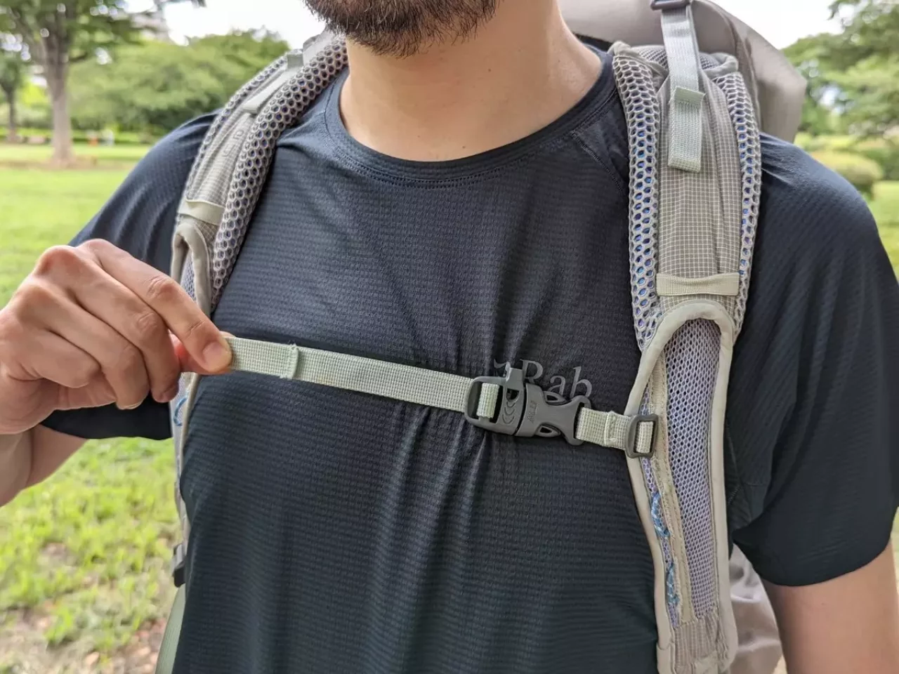 ステップ6:チェストストラップを固定