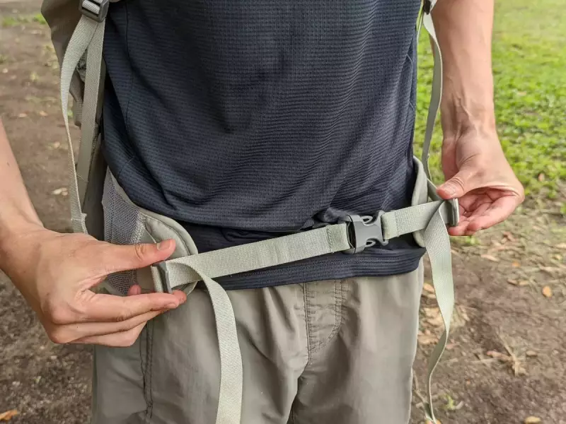 ステップ2:全てのストラップ類を緩める