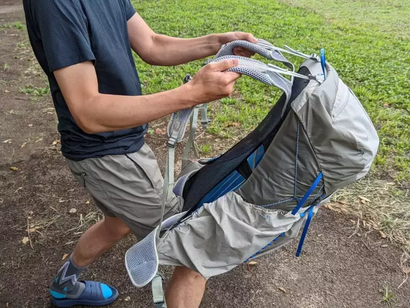 ステップ2:ザックを背中に担ぎ上げ背負う