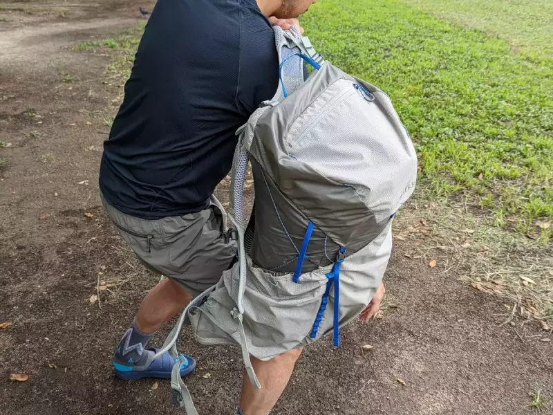 ステップ2:ザックを背中に担ぎ上げ背負う