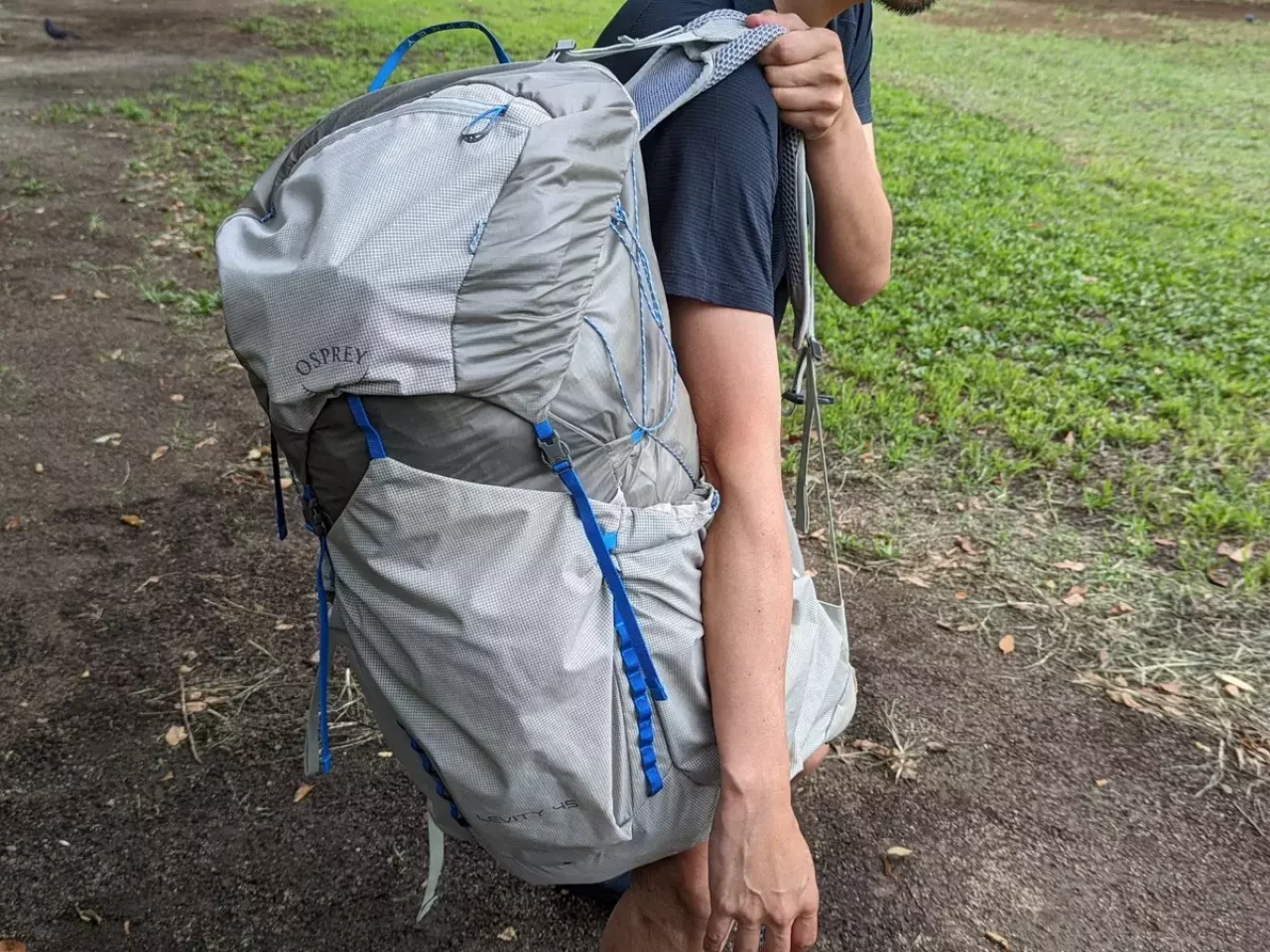 ステップ2:ザックを背中に担ぎ上げ背負う