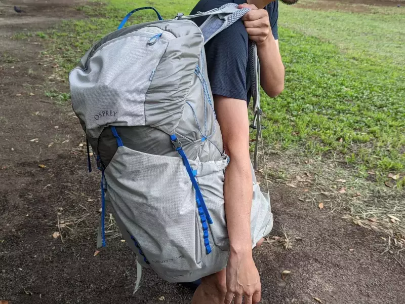 ステップ2:ザックを背中に担ぎ上げ背負う