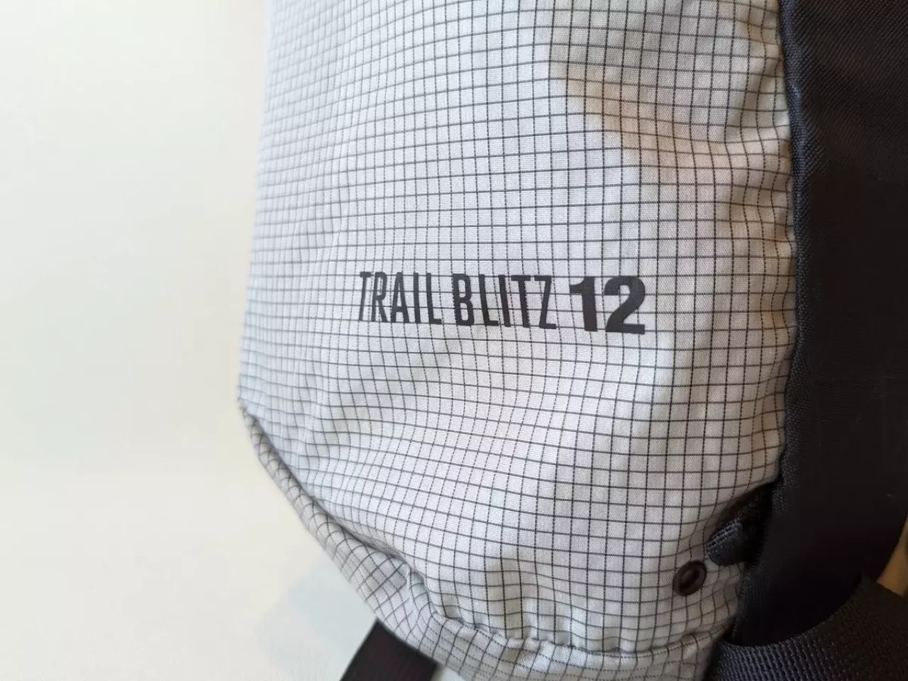 サイドポケットがないのでスッキリした見た目