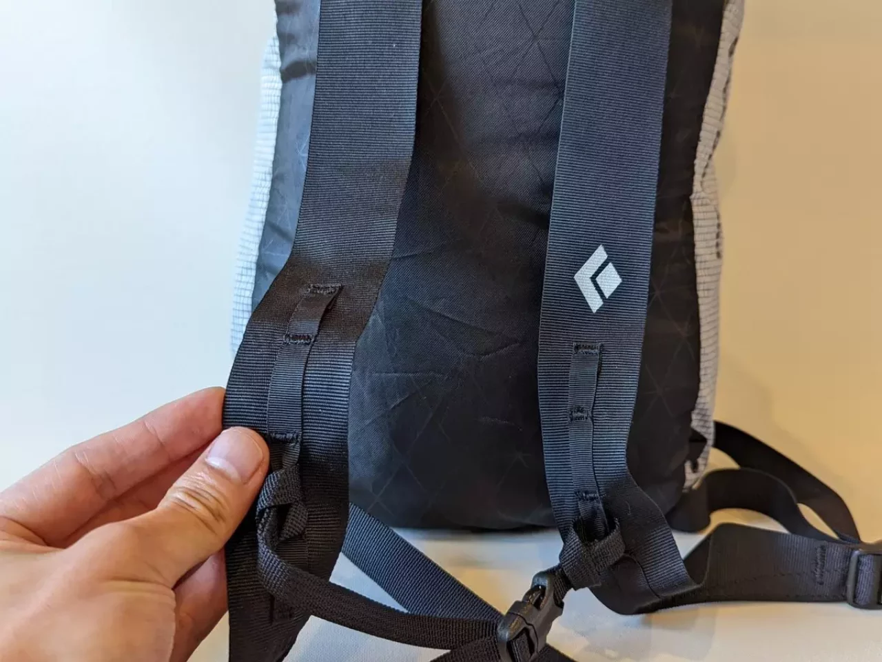 ショルダーハーネスはパッドは一切入っておらず軽量な装備で登山をすることを前提にした作り