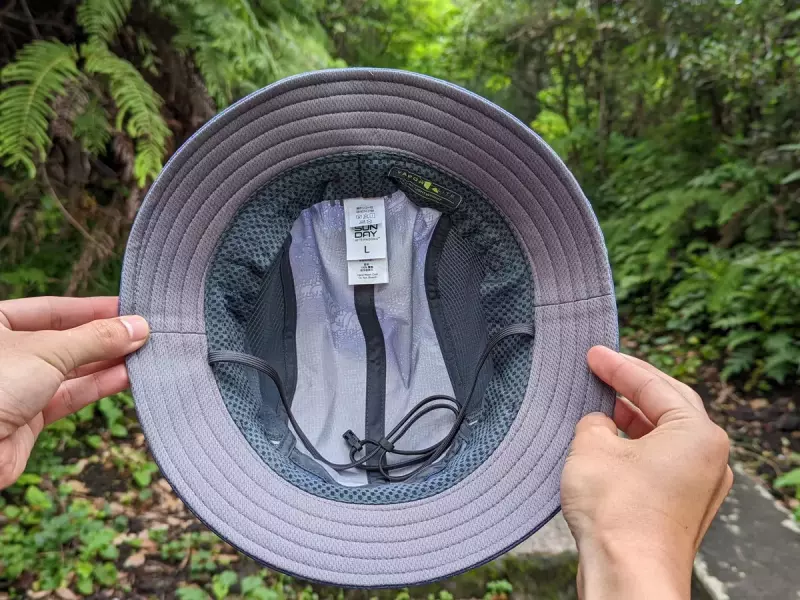 山の稜線に出て風が強い時、ハットが飛んで行ってしまうような心配があるときは、ネックケープがついているので、強い風で頭からハットが外れても首に絡んで飛ばされずに済みます。