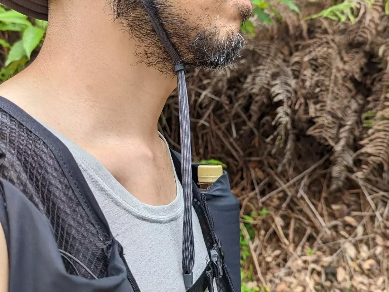 山の稜線に出て風が強い時、ハットが飛んで行ってしまうような心配があるときは、ネックケープがついているので、強い風で頭からハットが外れても首に絡んで飛ばされずに済みます。