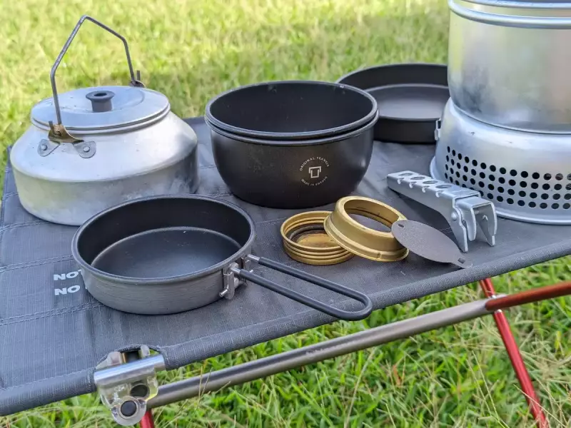かなりの量のクッカーを置くことができるキャンプテーブル