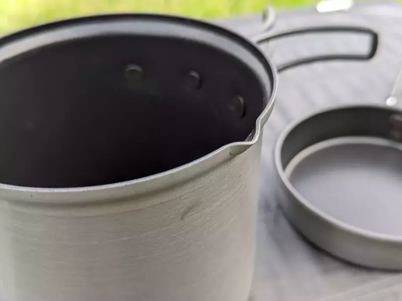 本体のポットには注ぎ口がついている