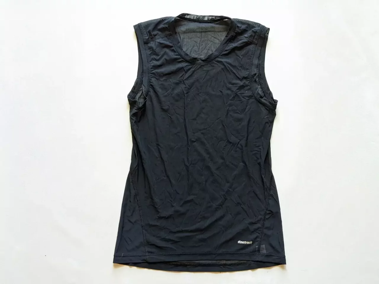 汗を素早くベースレイヤーに移動するドライレイヤー