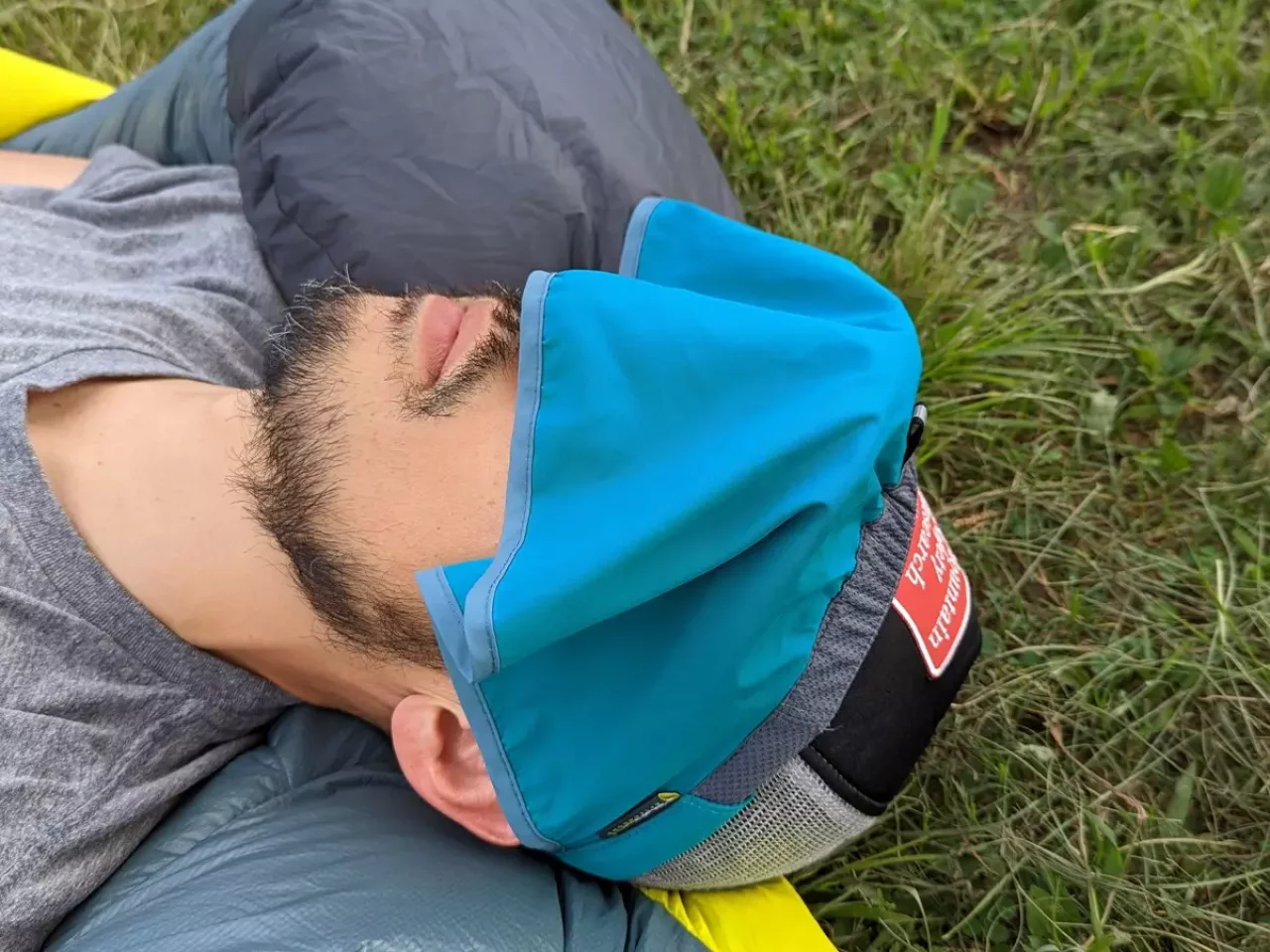 ソーラーカーテンを顔の前に持って来て