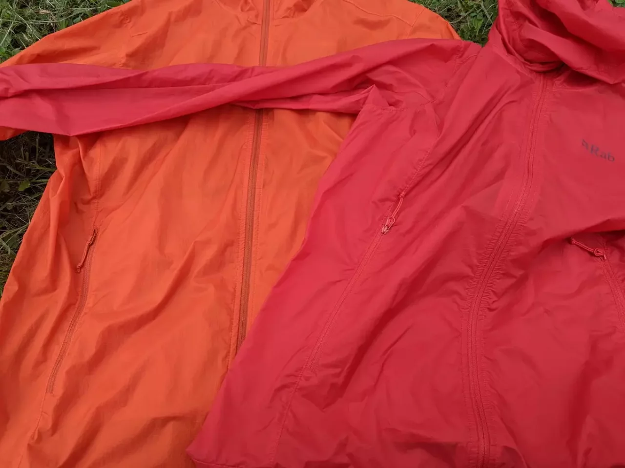 ストームフラップと呼ばれるスナップボタンがフロントについている