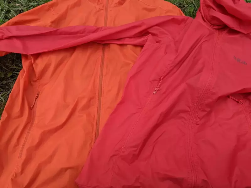 ストームフラップと呼ばれるスナップボタンがフロントについている