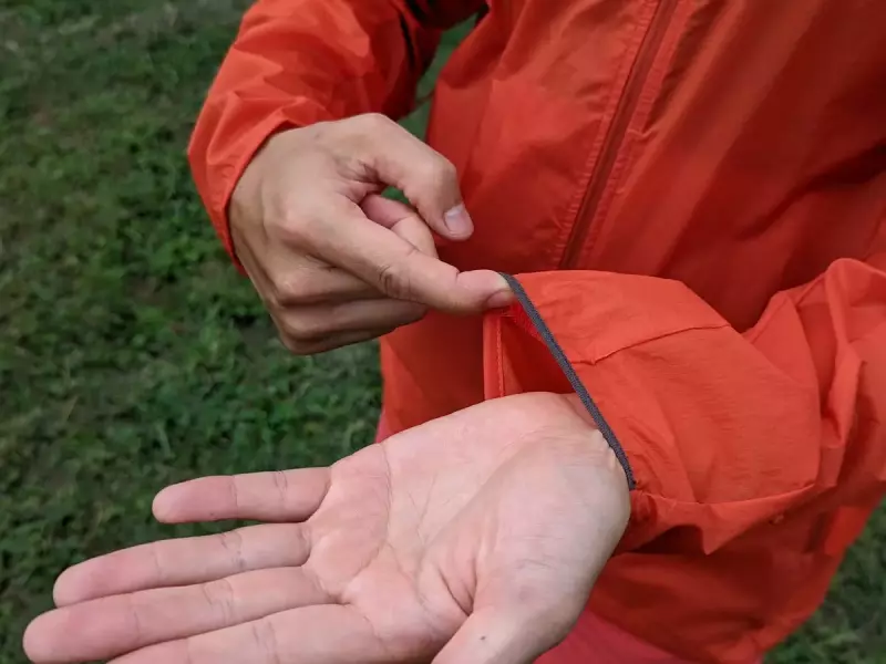 袖口には伸縮性のある素材で手首に優しくフィット