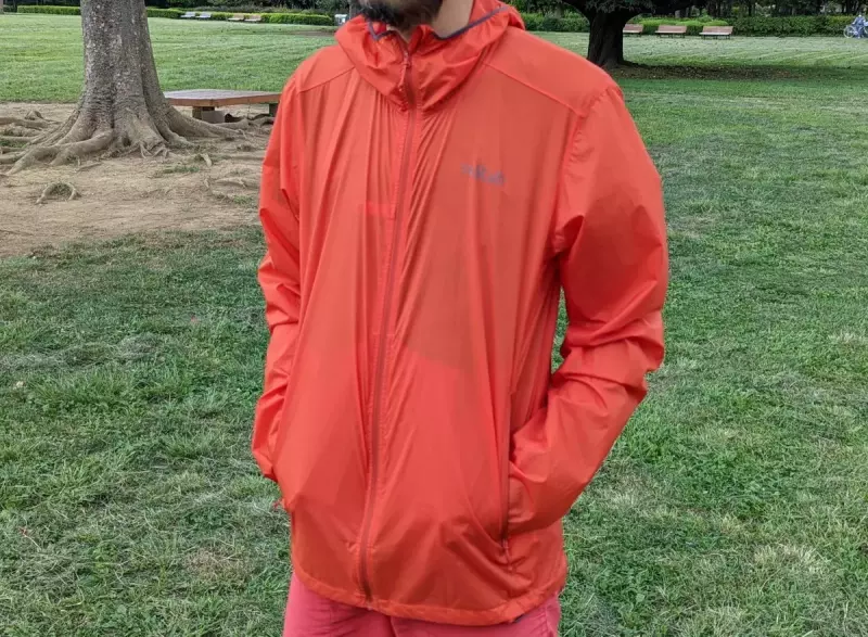 オーソドックスなデザインのウィンドブレーカー