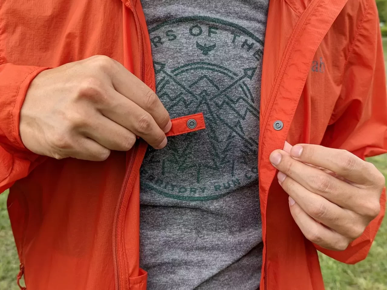 ストームフラップと呼ばれるスナップボタンがフロントについている